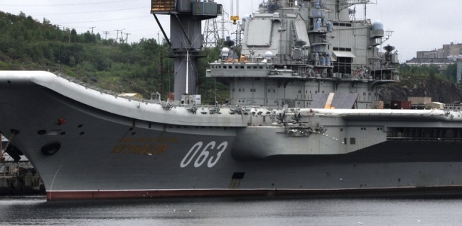 Russia's only aircraft carrier "Admiral Kuznetsov" at port in Murmansk. (Thomas Nilsen/Barents Observer)