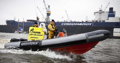 Greenpeace protests Arctic oil drilling in Hamburg, Germany. (Daniel Müller / Greenpeace)