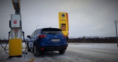 Norwegians are happy customers at Rosneft's gas station in Nikel. (Thomas Nilsen/Barents Observer)