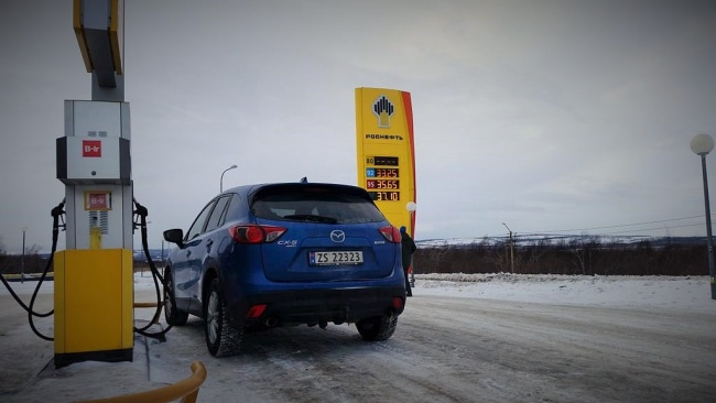 Norwegians are happy customers at Rosneft's gas station in Nikel. (Thomas Nilsen/Barents Observer)