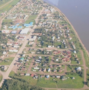 Fort Simpson, a village of about 1,200 people, has houses, infrastructure and roads very close to the Mackenzie River. (CBC)