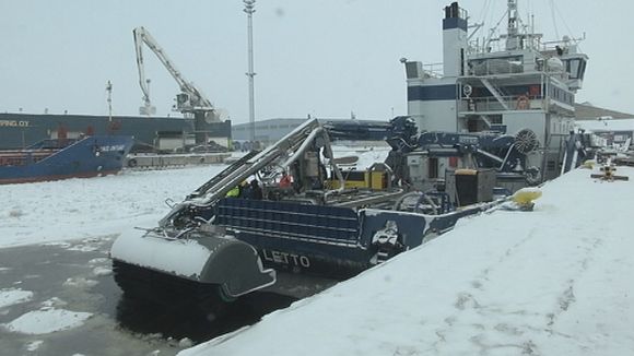 The crew of the oil spill recovery vessel Letto geared up for the exercise on Tuesday. (Kyösti Vaara/Yle)