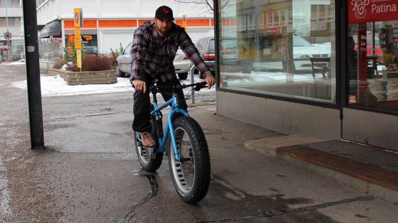 Fatbike tires have a maximum width of 4.8 inches, or 12 centimetres. (Arvo Vuorela / Yle)