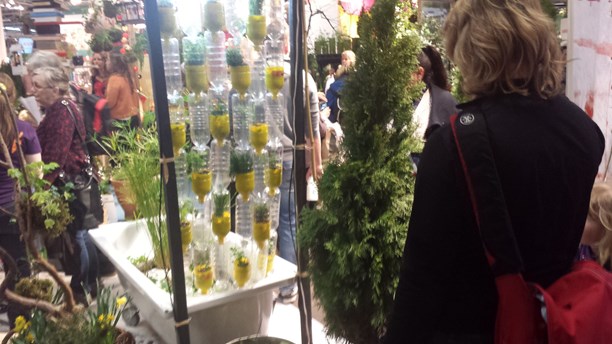 A hydroponic bathtub at the "Rum utan ramar" stand. (Vincent Cavalier/Sveriges Radio)