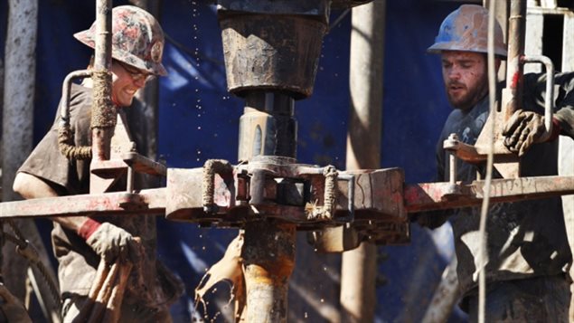 L'hydrofracturation consiste à injecter de l'eau, dont la pression fait éclater la roche, et du sable au moment de la fracturation du schiste argileux. (CBC)