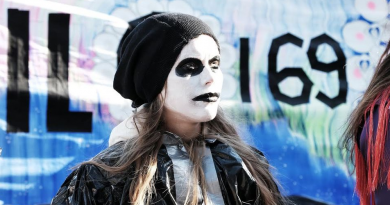 A Sámi youth protester outside of Parliament on Friday. (Vesa Toppari / Yle)