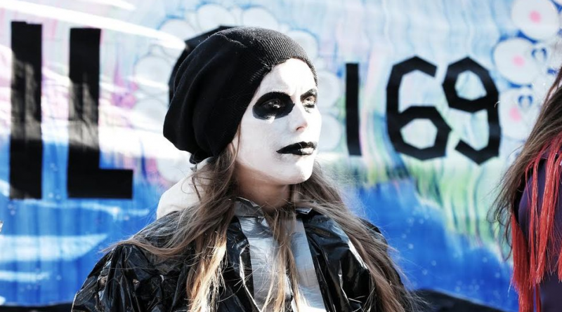 A Sámi youth protester outside of Parliament on Friday. (Vesa Toppari / Yle)