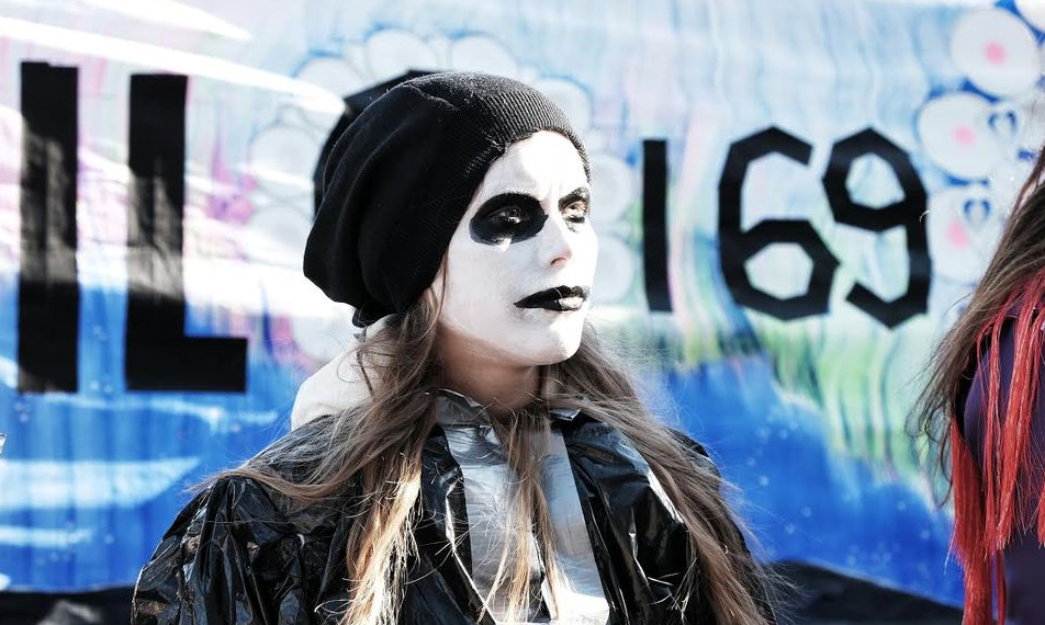 A Sámi youth protester outside of Parliament on Friday. (Vesa Toppari / Yle)