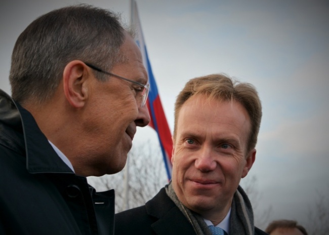 Norway has sought an explanation from Moscow after Rogozin's Svalbard visit. This photo is from October 2014, when Russia's Foreign Minister Sergey Lavrov met with Norway's Foreign Minister Børge Brende in Kirkenes, northern Norway. (Thomas Nilsen/Barents Observer)
