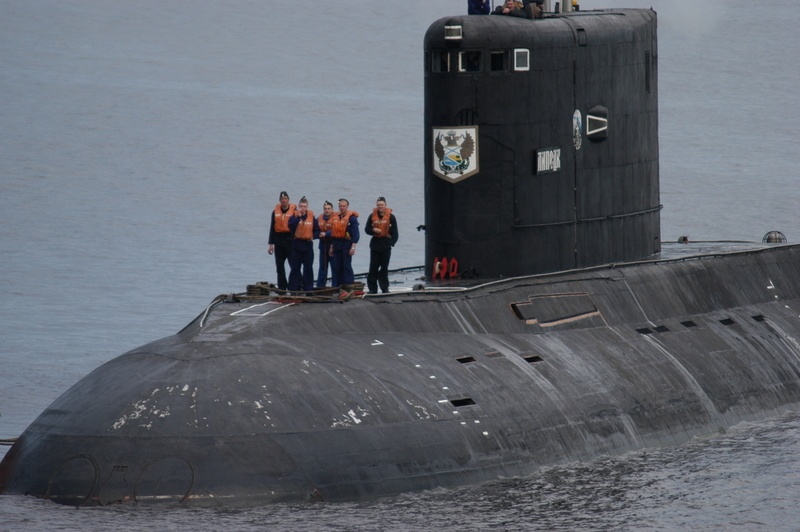 Crew on deck of a Russian Kilo-class submarine. (Thomas Nilsen/Barents Observer)