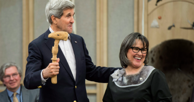 United States Secretary of State John Kerry receives the gavel from Canadian Minister for the Arctic Council Leona Aglukkaq to take over the chair of the Arctic Council Ministerial meeting Friday, April 24, 2015 in Iqaluit, Nunavut. (Paul Chiasson/The Canadian Press)