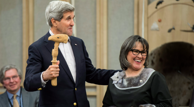 United States Secretary of State John Kerry receives the gavel from Canadian Minister for the Arctic Council Leona Aglukkaq to take over the chair of the Arctic Council Ministerial meeting Friday, April 24, 2015 in Iqaluit, Nunavut. (Paul Chiasson/The Canadian Press)