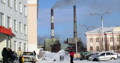 The pipes of Kola Mining Company's nickel melter in Nikel on the Kola Peninsula. (Atle Staalesen/Barents Observer)