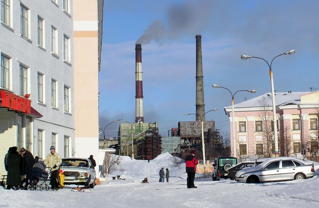 The pipes of Kola Mining Company's nickel melter in Nikel on the Kola Peninsula. (Atle Staalesen/Barents Observer)