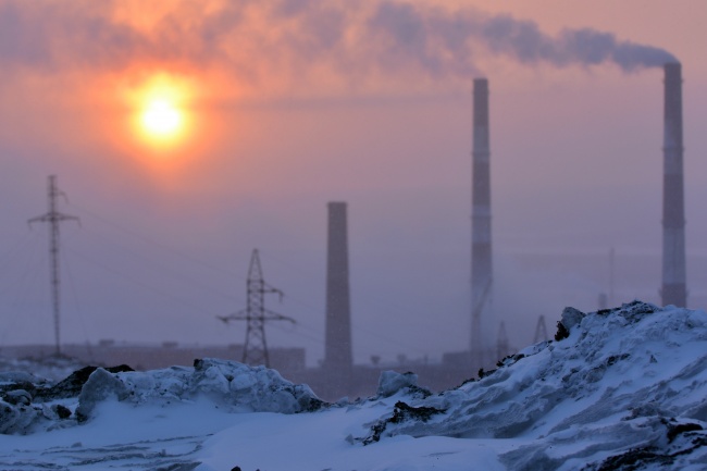 Pollution from the chimneys in Nikel moves towards the Norwegian border, while the snow around the plant is black of fallout of heavy metals, sulphur dioxide and other pollutions from the plant. (Thomas Nilsen/Barents Observer)