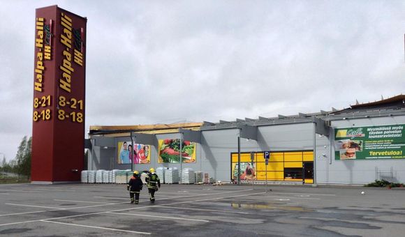 The heavy winds tore off the canopy roof of bargain department store Halpahalli in Liminka, forcing it to close Saturday afternoon. (Ari-Pekka Sirviö / Yle)