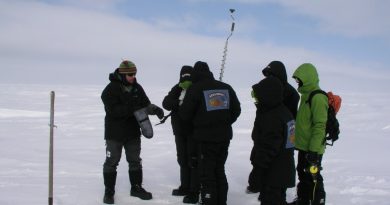 Marc Cornelissen shows climate ambassadors how to drill to measure ice thickness. Alaska, 2008. (Irene Quaile/Deutsche Welle)