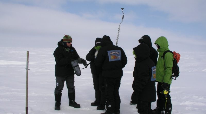 Marc Cornelissen shows climate ambassadors how to drill to measure ice thickness. Alaska, 2008. (Irene Quaile/Deutsche Welle)