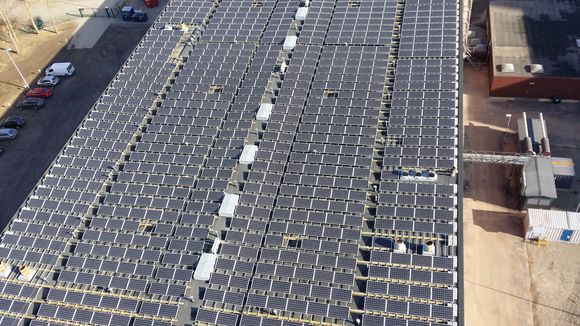 Helsinki Energy's rooftop solar power farm in Suvilahti proved to be a hit with consumers.(Petteri Juuti / Yle)