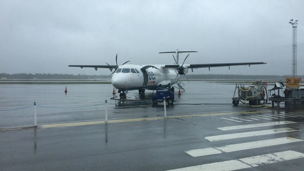 A commercial airplane at Luleå-Kallax aiport. Part of the airport is currently used in the military exercise, Arctic Challenge Exercise. (Ulf Larsson/Sveriges Radio)