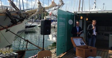 Magnus Breitholtz, left, at the opening of the apartment during Gotland's Almedalen week. (Frank Radosevich / Radio Sweden)