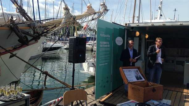 Magnus Breitholtz, left, at the opening of the apartment during Gotland's Almedalen week. (Frank Radosevich / Radio Sweden)