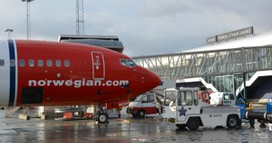 Norwegian plane at Tromsø airport. (Thomas Nilsen/Barents Observer)