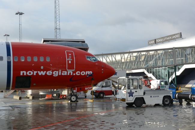 Norwegian plane at Tromsø airport. (Thomas Nilsen/Barents Observer)
