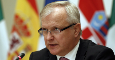 Finland's economic affairs minister Olli Rehn (pictured above in 2014) confirmed on Wednesday that the government is planning putting additional money into the troubled Talvivaara mining group. (Kostas Tsironis/AP)