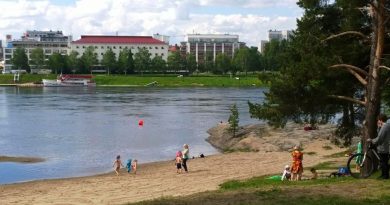 The warm weather tempted Laplanders out to visit local beaches.(Bikka Puoskari / Yle)