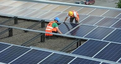 Solar panels manufactured by SaloSolar in south-western Finland. ( Lassi Lähteenmäki / Yle)