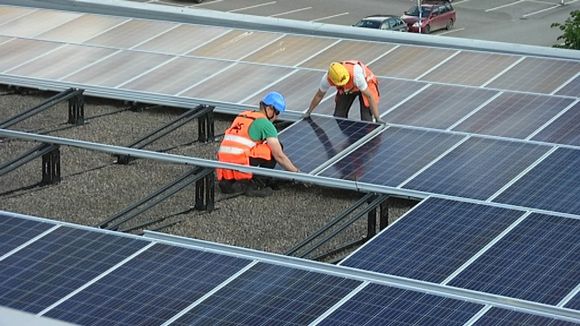 Solar panels manufactured by SaloSolar in south-western Finland. ( Lassi Lähteenmäki / Yle)