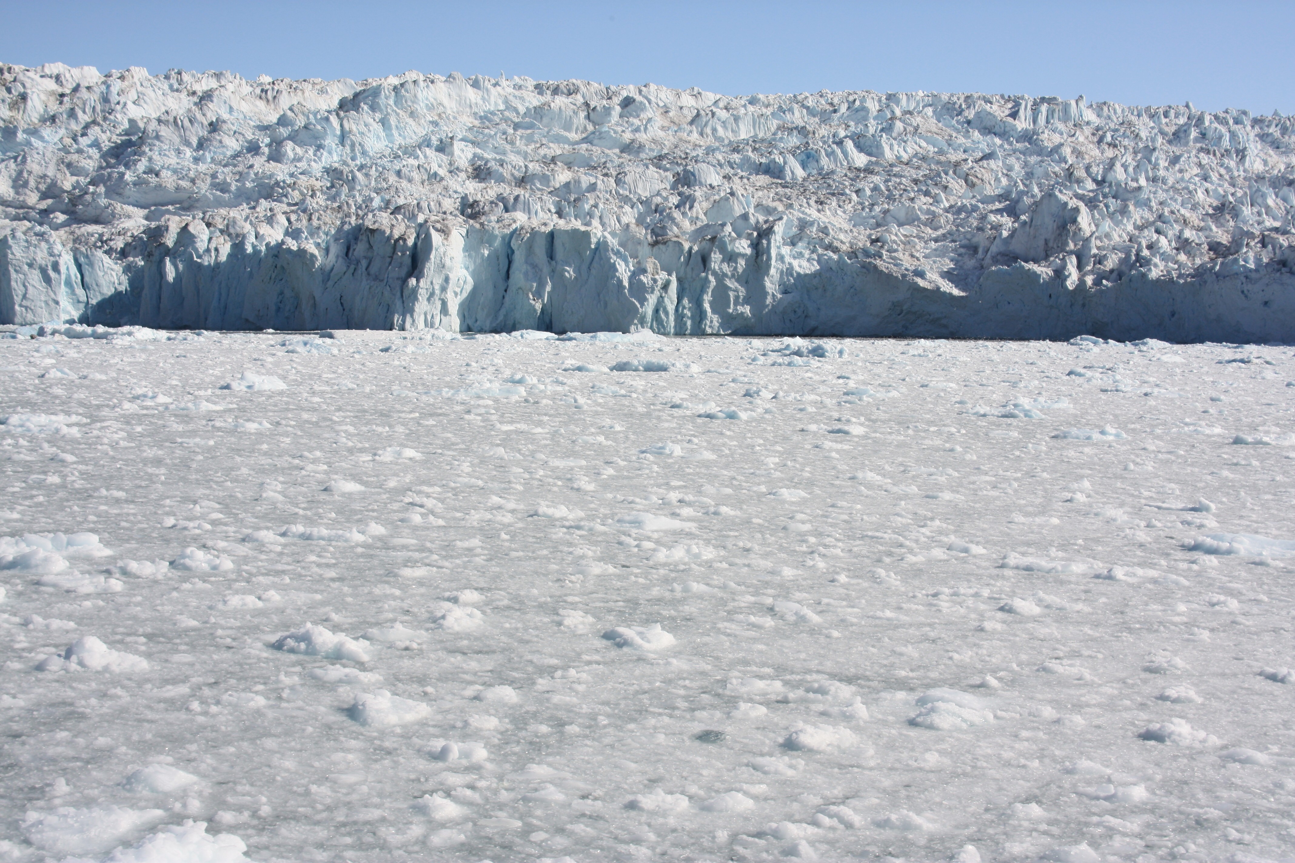 Polar ice being discharged into the sea in Greenland. ( I.Quaile/Deutsche Welle)