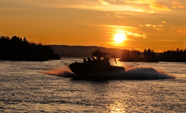 Norwegian border patrol boat on the Pasvik river. (Jonas Karlsbakk/Barents Observer)