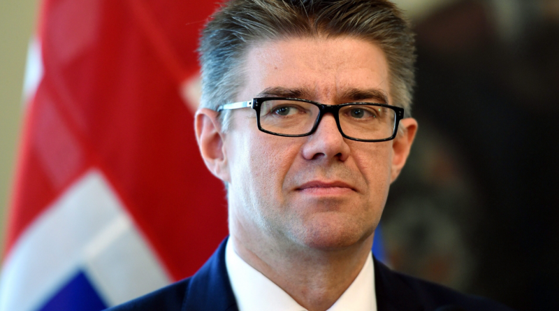 Gunnar Bragi Sveinsson, Iceland's minister for foreign affairs and external trade at a press conference in Helsinki, Finland in June 2015. (Jussi Nukari/Lehtikuva/AP)
