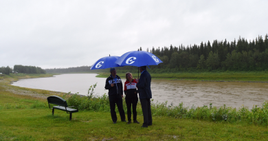 Conservative Leader Stephen Harper, right, and his wife Laureen talk with Conservative candidate for the Northwest Territories Floyd Roland as they visit the banks of the Hay River in Hay River, Northwest Territories, on Friday, August 14, 2015. (Sean Kilpatrick/The Canadian Press)