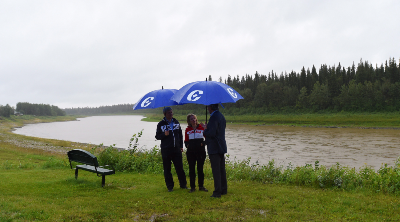 Conservative Leader Stephen Harper, right, and his wife Laureen talk with Conservative candidate for the Northwest Territories Floyd Roland as they visit the banks of the Hay River in Hay River, Northwest Territories, on Friday, August 14, 2015. (Sean Kilpatrick/The Canadian Press)