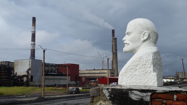 The smelter in Nikel near Russia's border to Norway is the No. 1 polluter of sulphur dioxide in the Barents Region. (Thomas Nilsen/Barents Observer)