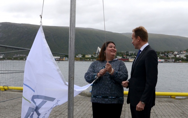 Arctic Economic Council chair Tara Sweeney and Norwegian Foreign Minister Børge Brende raise the Arctic Economic Council flag at the new council secretariat in Tromsø, Norway. (Atle Staalesen/Barents Observer)