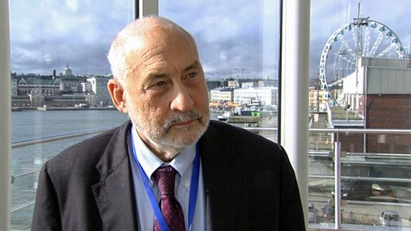 Economist adn Nobel laureate Joseph Stiglitz was in Helsinki Friday when 30,000 workers converged on Helsinki to protest planned wage cuts. (Yle)