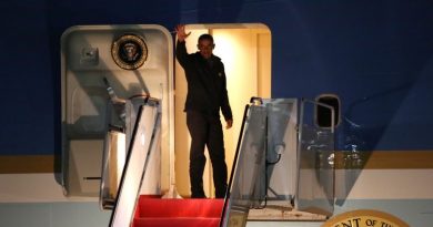 President Barack Obama waves before returning to Washington D.C. from Alaska. (Shelby Lum/Alaska Dispatch News)
