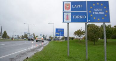 A Customs van patrols near the Finnish-Swedish border frontier. (Antti Heikinmatti / Yle)