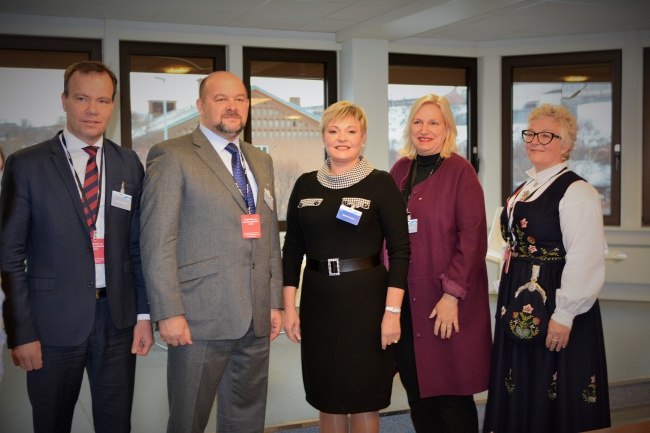 County politicians from northern Norway together with Arkhangelsk Governor Igor Orlov and Murmansk Governor Marina Kovtun. (Thomas Nilsen/Barents Observer)