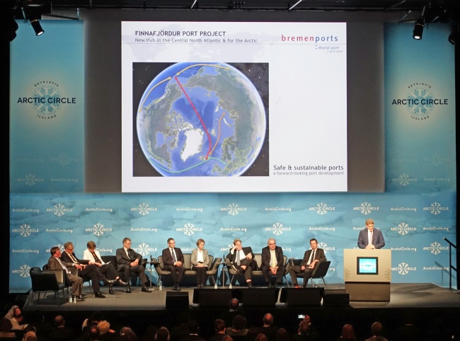 Robert Howe presenting the plans for the port. Germany is represented by a large delegation at the Arctic Circle assembly. (Trude Pettersen/Barents Observer)
