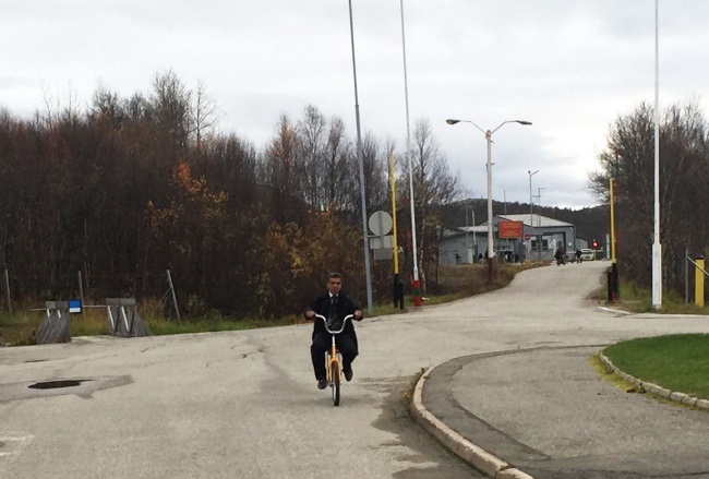 About 1200 refugees have crossed the Russian-Norwegian border in just a few months, most of them by bicycle. (Atle Staalesen/Barents Observer)