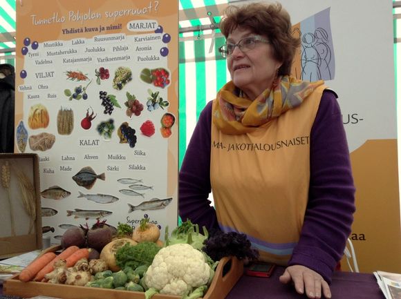Soila Hiltunen helps to spread the word about Finland’s Superfoods of the North. (Kati Jurkko / Yle)