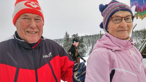 "I'm just trying to keep up with her!" Pentti Mäkinen and his wife Sirje were among the skiers in Saariselkä testing out the heaviest snowfall so far this autumn. (Jarmo Siivikko / Yle)