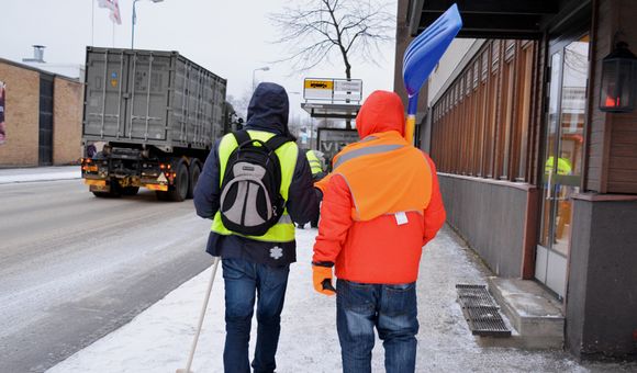 Some 60 asylum-seekers are helping clear snow in Kajaani, Finland. (Eeva Pentikäinen / Yle)