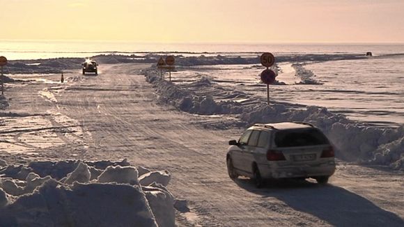The opening date for Finland's longest ice road is still uncertain -authorities need another 10 centimetres of ice to build before it would be safe. (Yle)