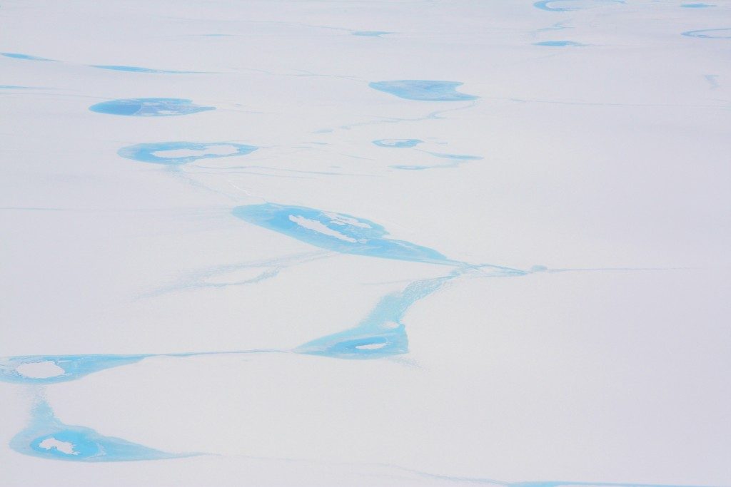 Aerial view: Meltwater trickles over Greenland ice sheet (Irene Quaile/Deutsche Welle)